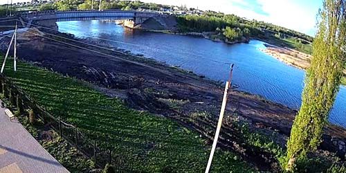 Webcam Gryazi - City beach, railway bridge over the river