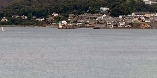 Webcam Penzance - Households on the shore, view of the lighthouse