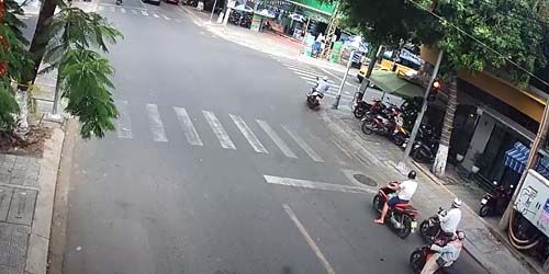 Webcam Danang - Scooter traffic on Quang Trung street