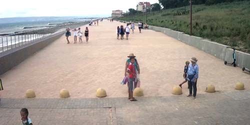 Webcam Feodosia - Vacationers on the embankment in Primorsky
